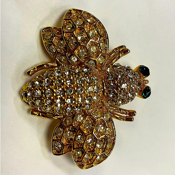 Vintage Canadian Bee Brooch with green eyes - 1” squared - Picture 3 of 4